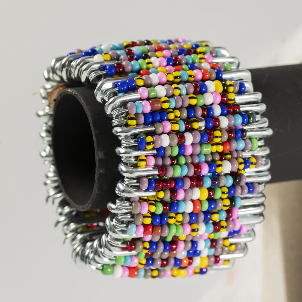 Bracelet en épingles de sûreté orné de perles multicolores