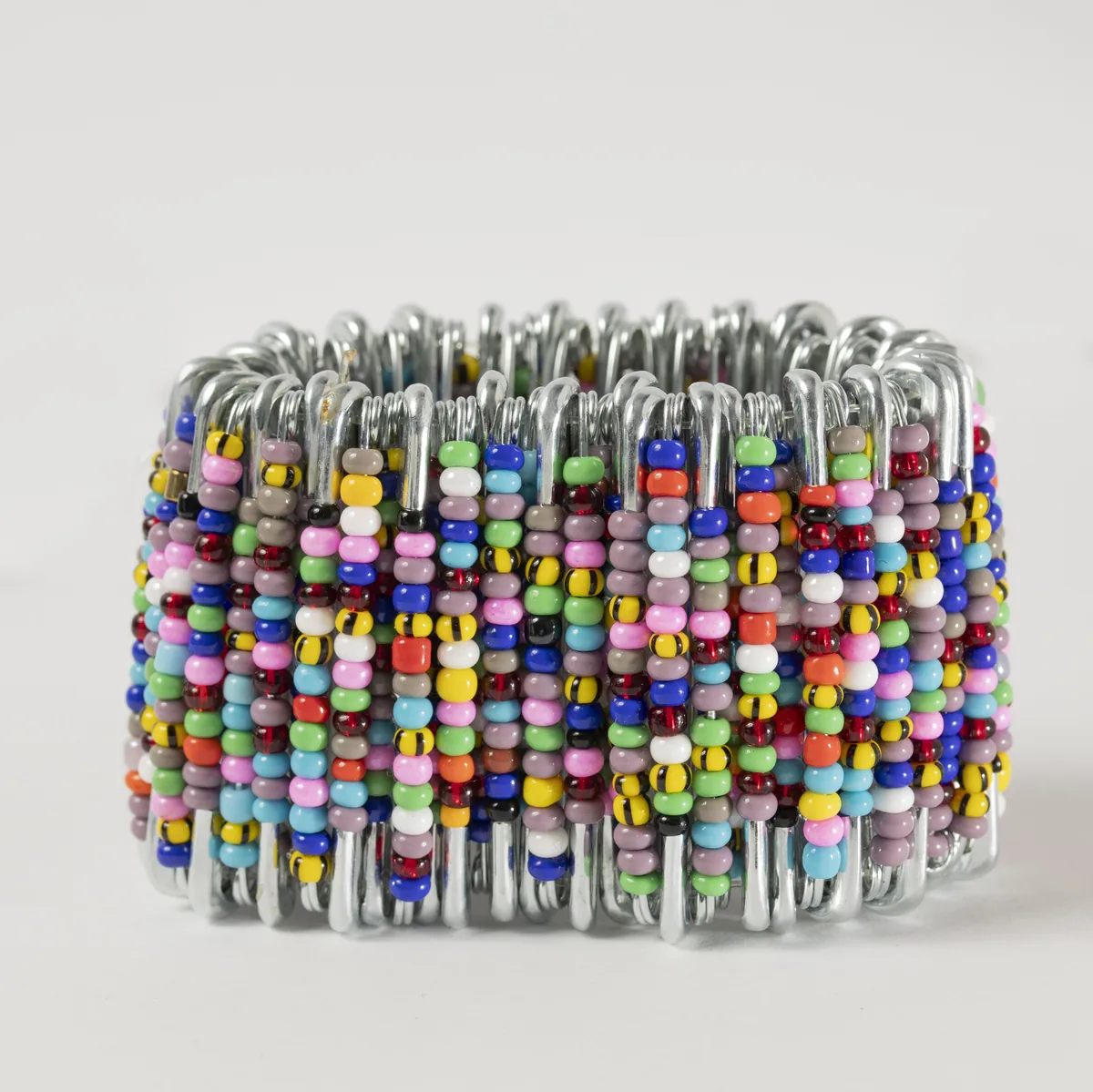 Bracelet en épingles de sûreté vu de face