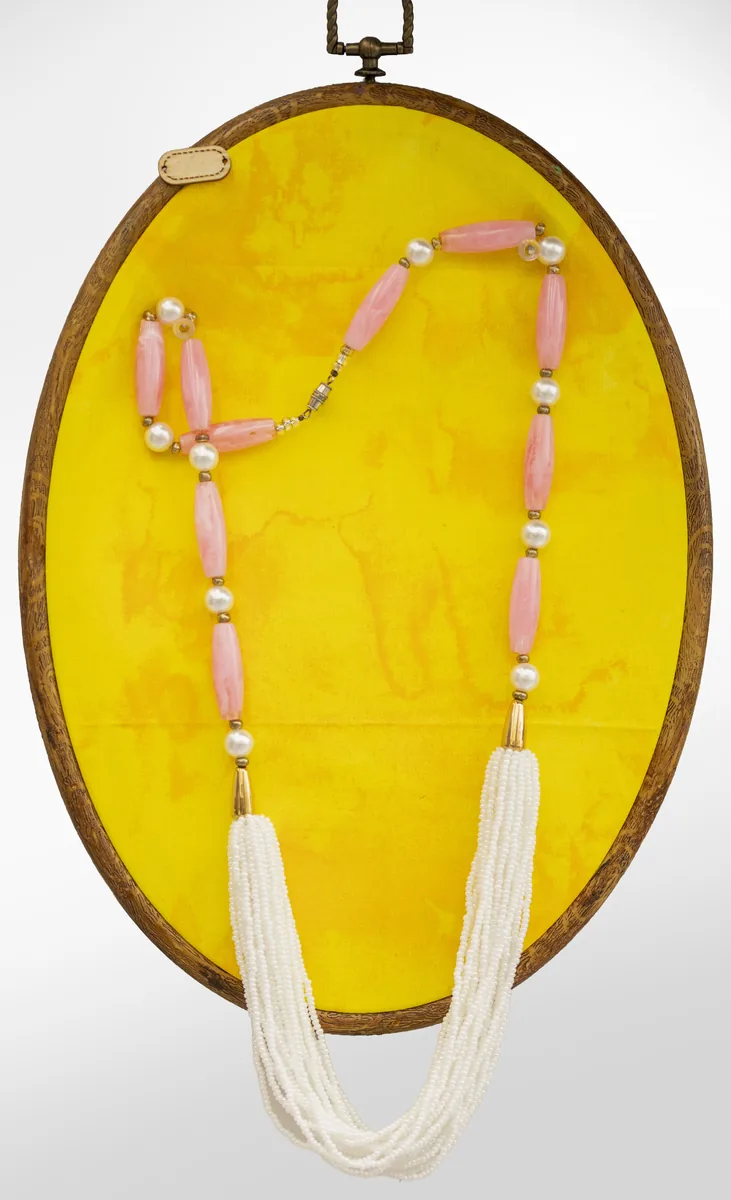 Collier de perles roses et blanches sur cercle wax jaune