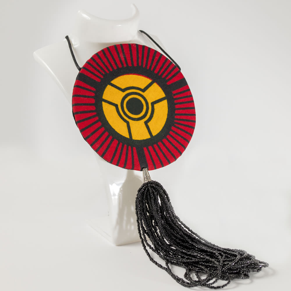 Pendentif en tissu wax rouge et jaune monté sur bois