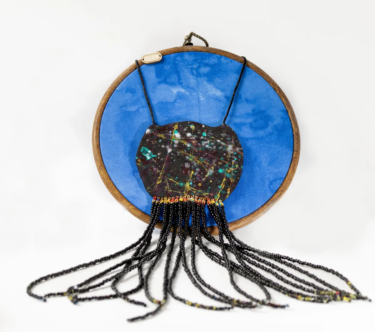 Pendentif tissu bleu et médaillon peint à la main, franges de perles noires