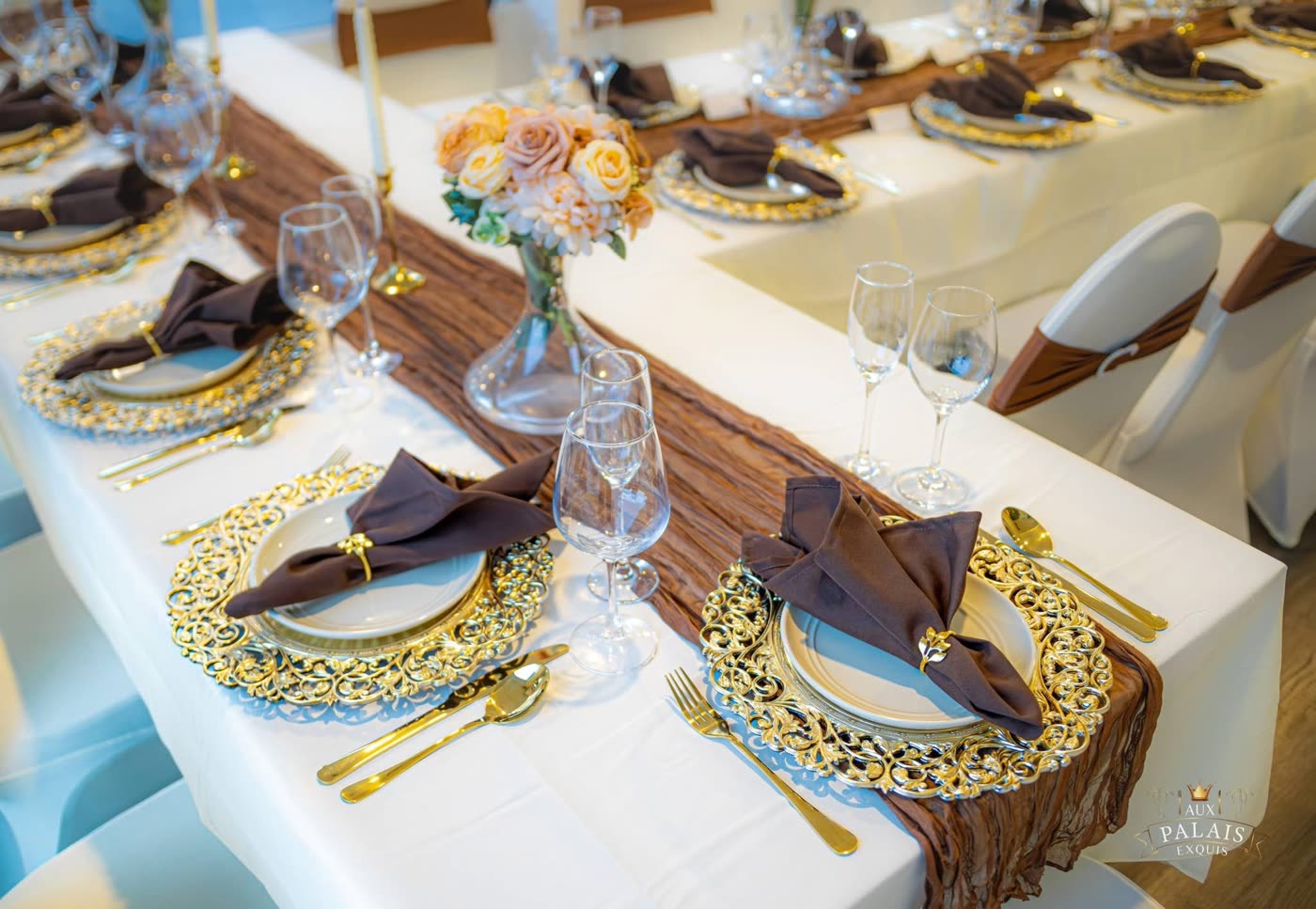 Centre de table avec chaises habillées de blanc et doré